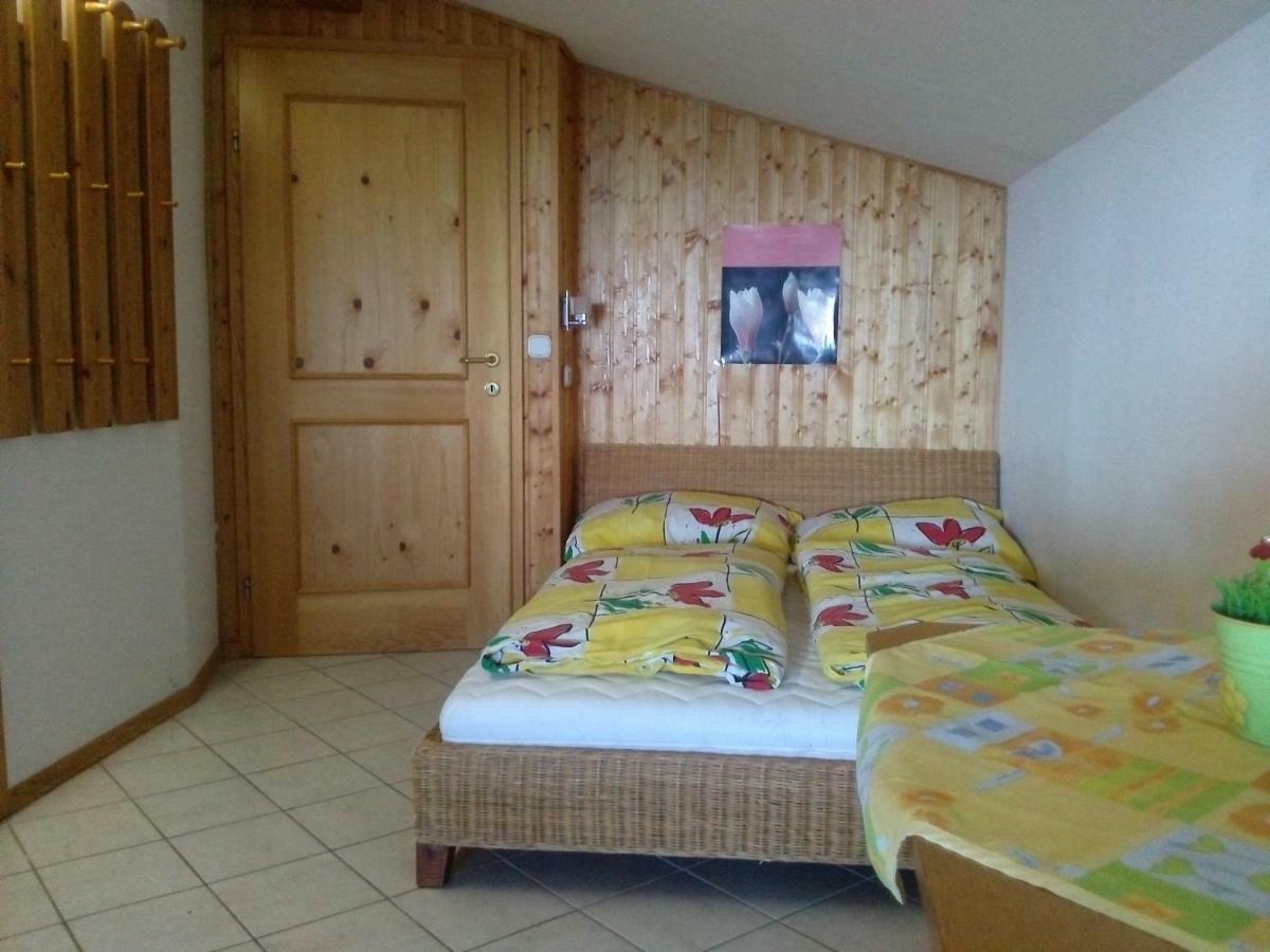 Almhaus Florian Apartment Трефен Екстериор снимка